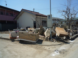 東松島市内の家屋でガレキやヘドロの撤去作業