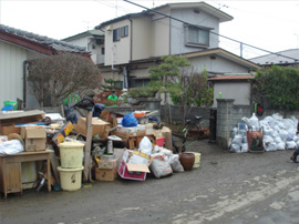 赤井地区　藤村邸のガレキ・ヘドロの撤去作業