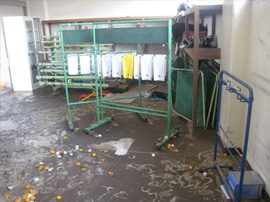 赤井地区体育館内のガレキ・ヘドロの撤去作業