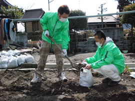 宮城県東松島市避難所、周辺でガレキ・ヘドロの撤去作業02