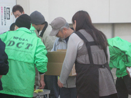 宮城県東松島市避難所、周辺でガレキ・ヘドロの撤去作業03