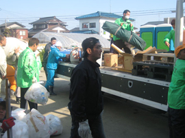 宮城県東松島市避難所、周辺でガレキ・ヘドロの撤去作業04